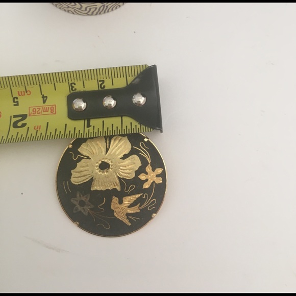 Vintage Floral Enamel Pin .Black/Gold. - Picture 4 of 5